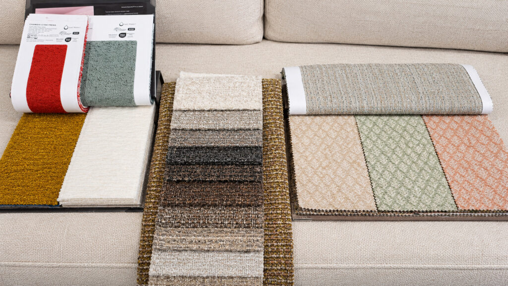 Muestrarios de telas para tapizar sofás y sillones en diferentes colores, texturas y estampados.