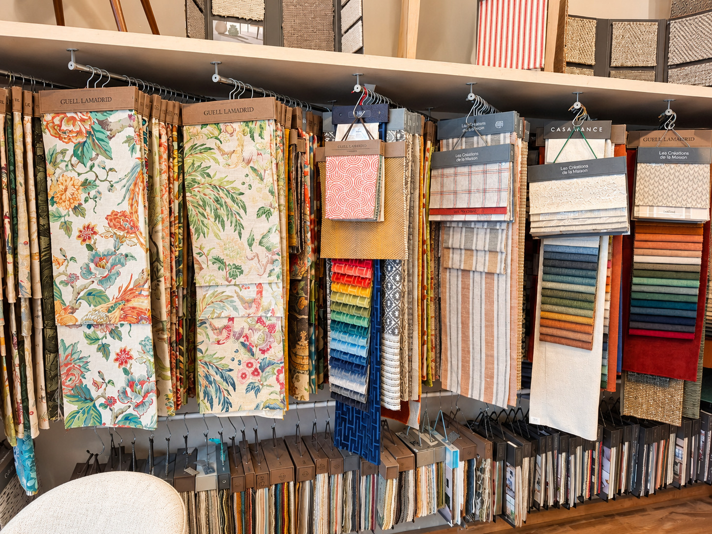 Muestrario de telas para tapizar sofás y sillones en Tapicería Eduardo García, Madrid.